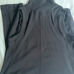 Lululemon dress!! In great condition. Super cute turtle neck dress ! 👗🖤